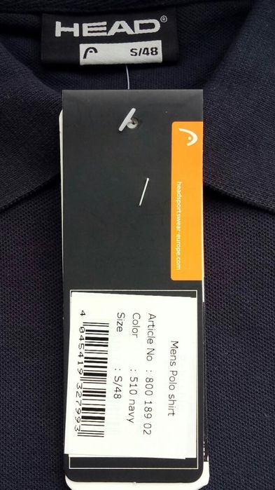 Футболка поло темно-синего цвета.