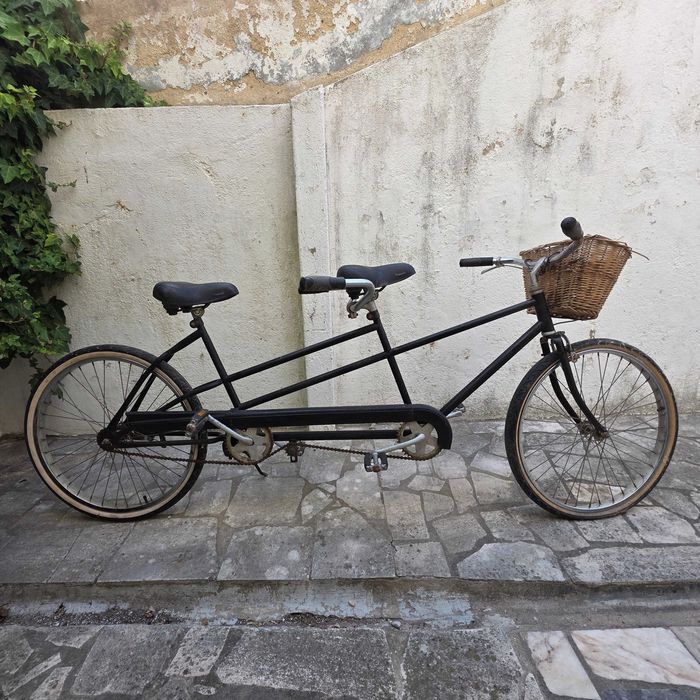 Bicicleta antiga de dois lugares