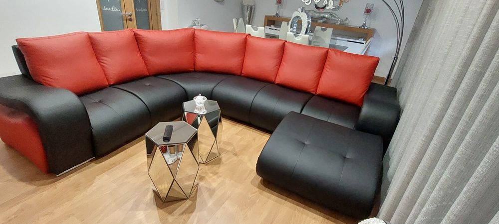 Sofá  vermelho e preto
