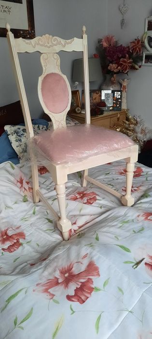 Białe drewniane krzesła