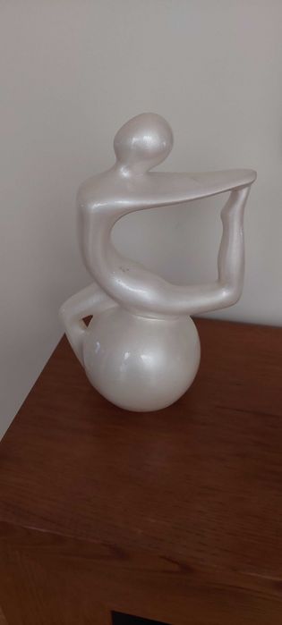 Estátua / Escultura Decorativa Moderna – Elegância em Cerâmica Pérola