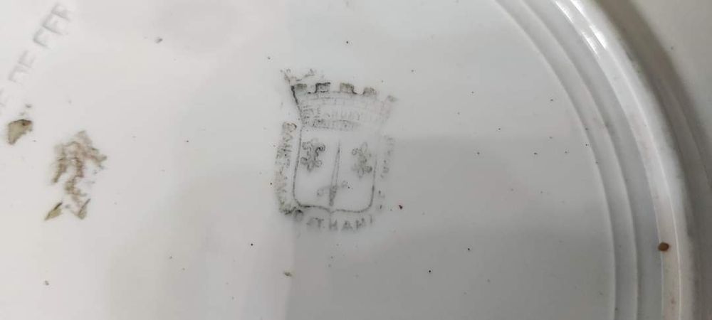 Conjunto de pratos franceses, finais do século XIX, pintados à mão