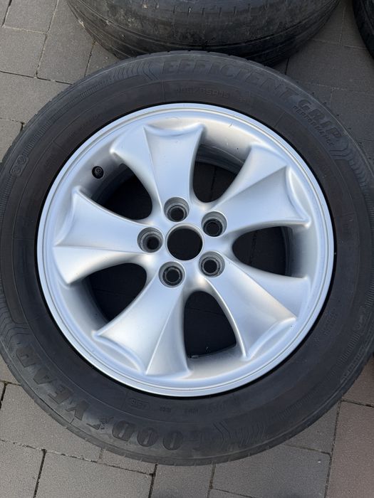 Диски  6Jx15H з шинами 195/65R15 на Toyota
