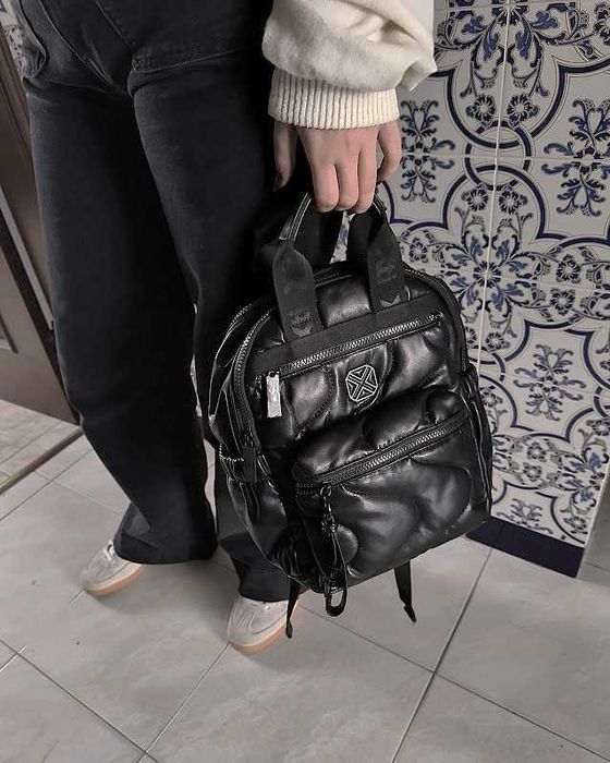 Mochila preta com look urbano, funcional, compacta, e com estilo contemporâneo    Marca Xti