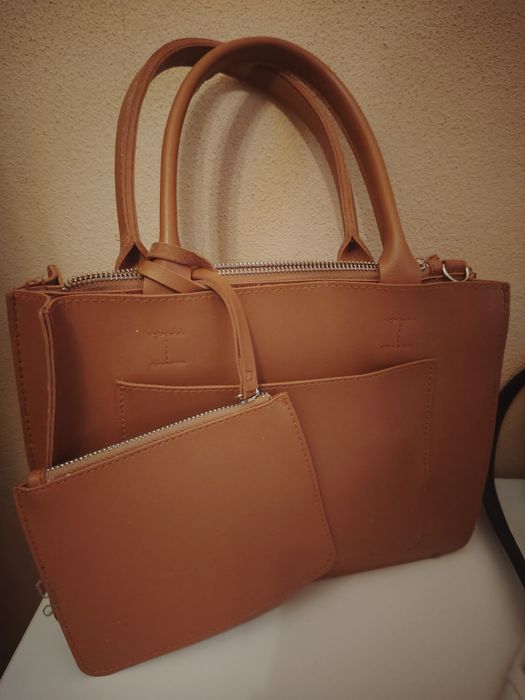 Mala preta e castanha sem uso