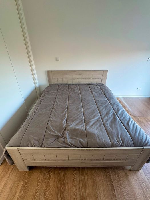 Cama de casal em tons de creme