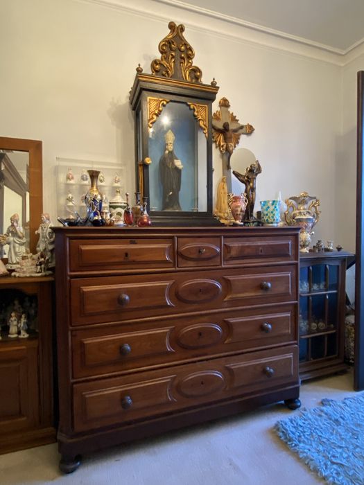 Cómoda Antiga Gigante