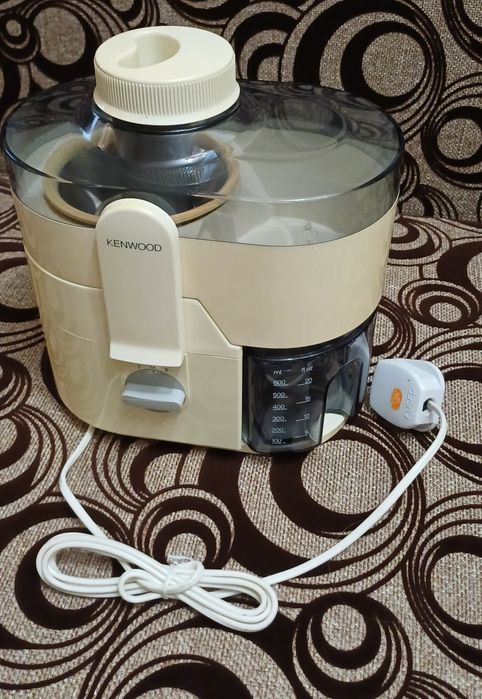 Центробежная соковыжималка Kenwood JE500 белого цвета. 
Тип: центробеж