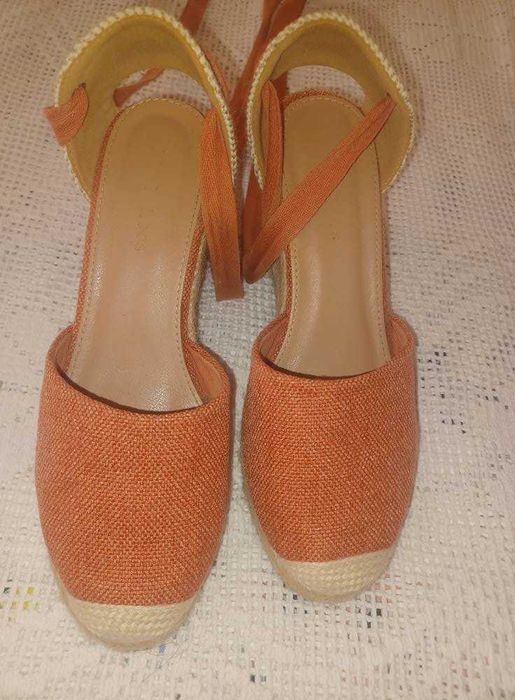 Sandálias de cunha cor de tijolo