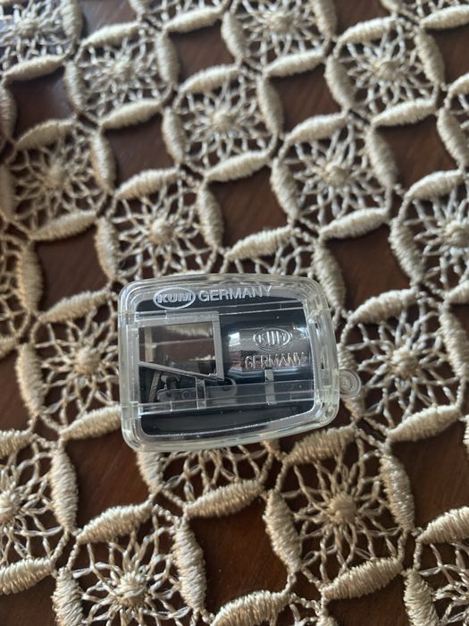 Temperówka do kredek - akcesoria do makijażu Clarins — NOWE