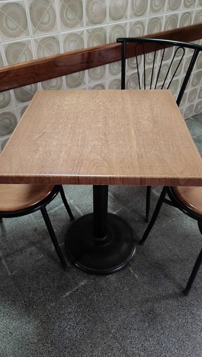 Mesa e cadeiras para café