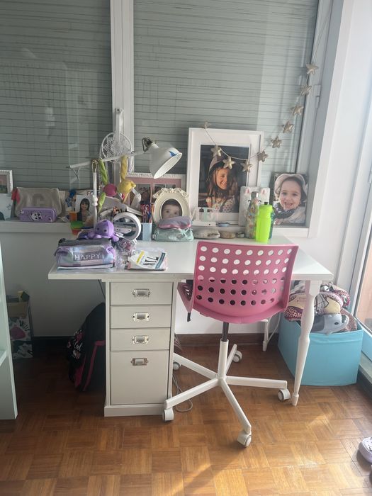 Vendo secretaria com 4 gavetas e uma cadeira