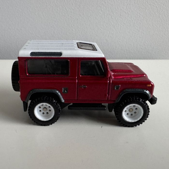 Hot Wheels Premium 1:64 LAND ROVER DEFENDER 90 - Boulevard - LUZ