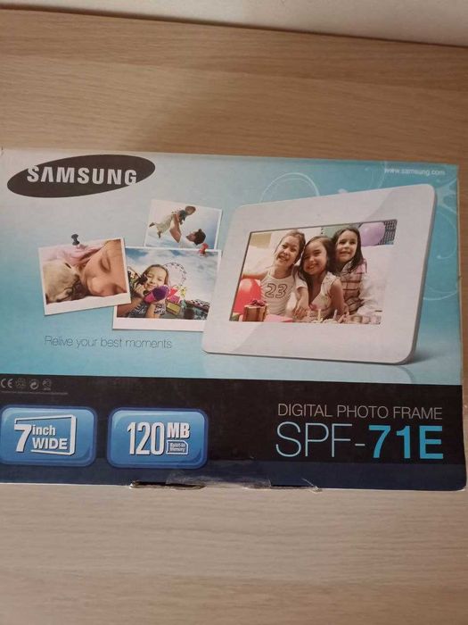 Цифровая фоторамка Samsung LP07 (SPF-71ES) white