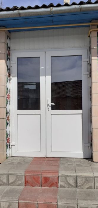 Продам пластмкові бу двері.