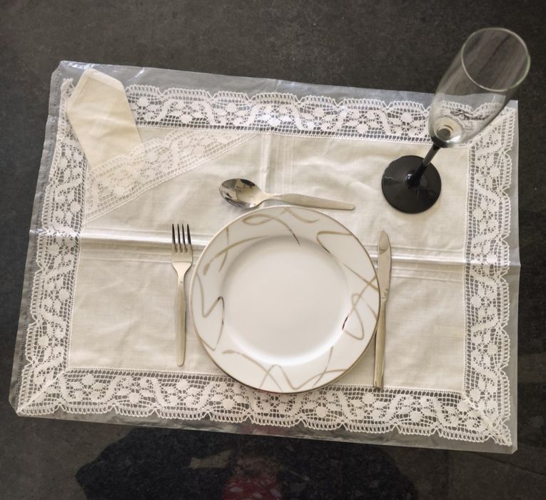Pano individual, retangular, em linho, com guardanapo.