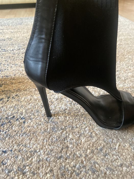 Wysokie sandały ze skarpeta Michelle Keegan39