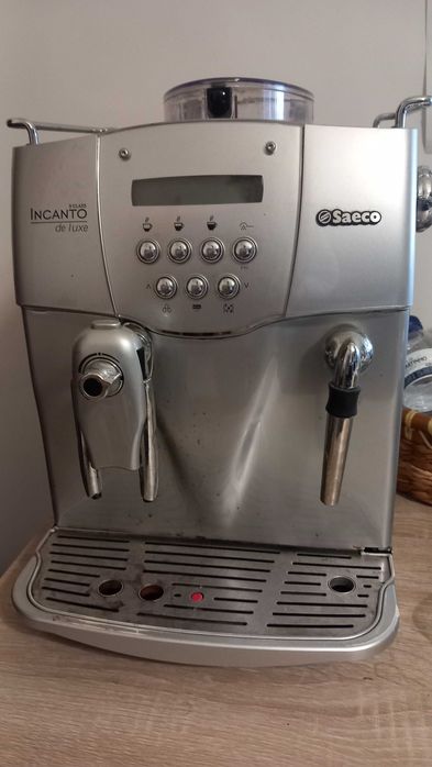 Máquina de café automática Saeco Incanto de Luxe S‑Class , com o moinho por reparar. Lousã a Leiria