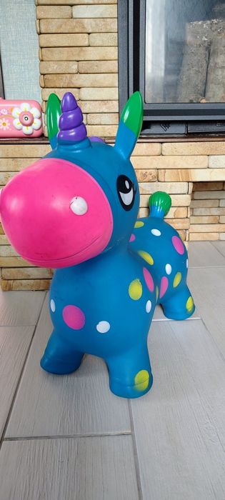 Коник стрибунець Єдиноріжка