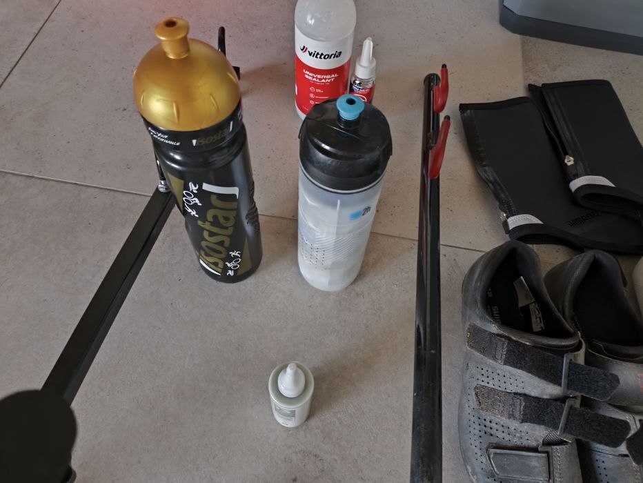 Diverso material de ciclismo