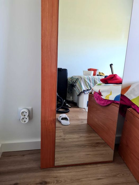 Espelho 195x40. Pertencia a um guarda fatos mas em perfeito estado.