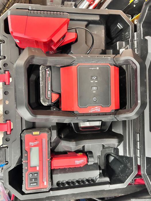 Milwaukee M18 RLOH600-201C – niwelator laserowy + statyw