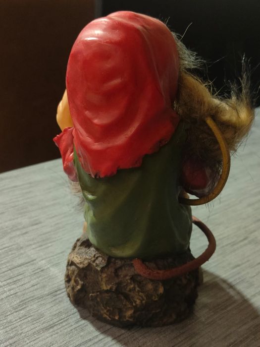 Estatueta Rara: Troll Escandinavo com Criança - Nyform Style
Linda est
