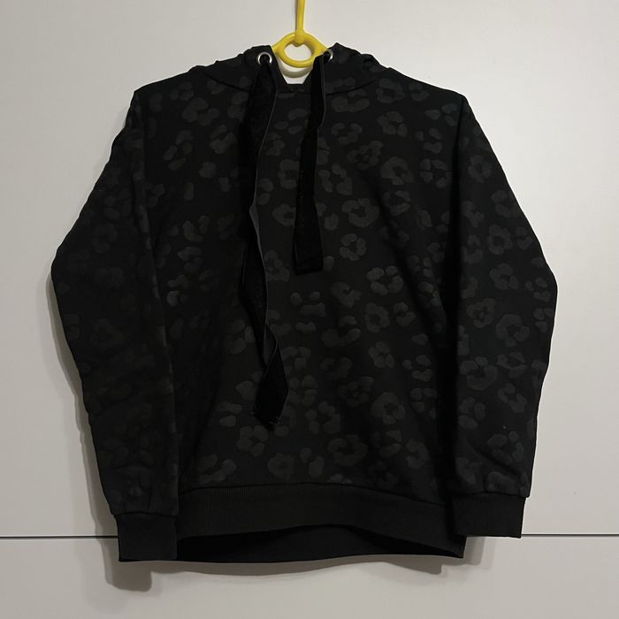 Czarna bluza w panterke