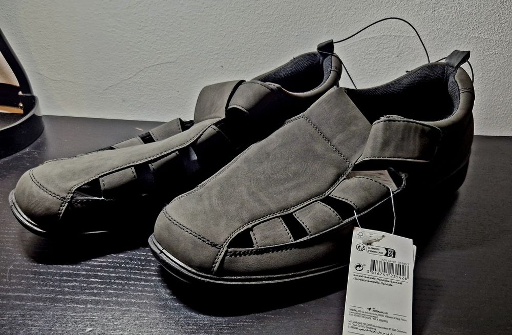 Sandálias novas n 45 n 46 em camurça
Pvp 29 eur
Vendo por falta de uso