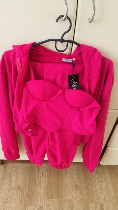 Костюм трійка малинового кольору