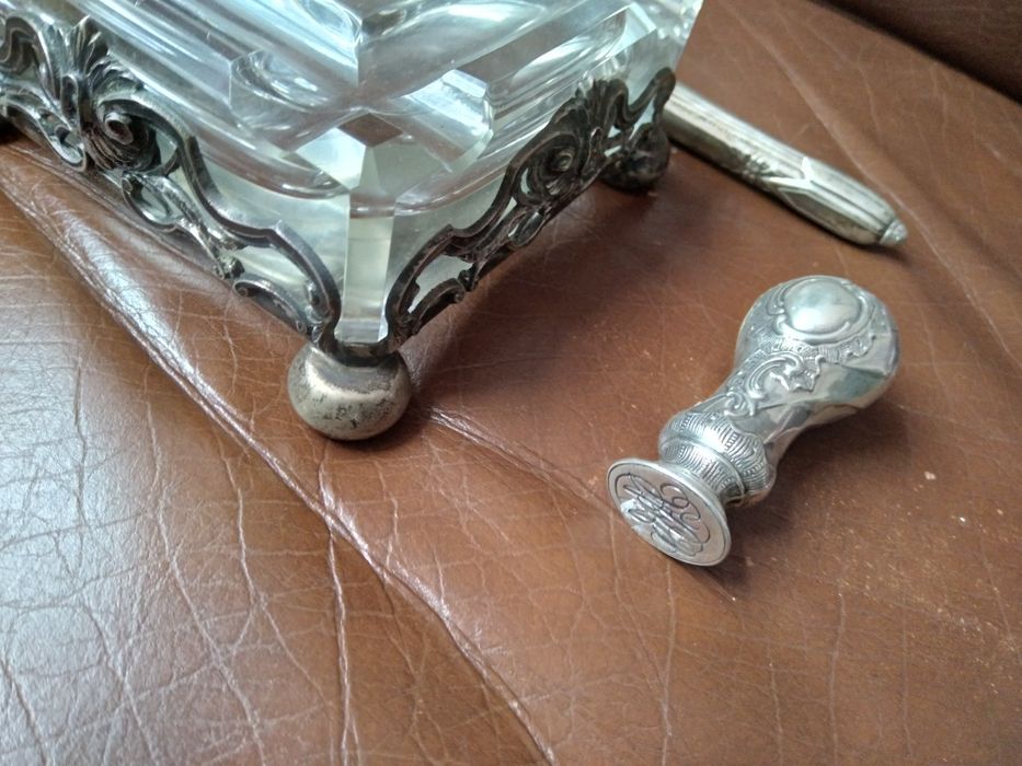 Tinteiros de prata e cristal.