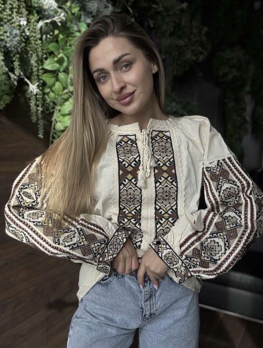 Вишиванки з коричневими шоколадними принтами у наявності