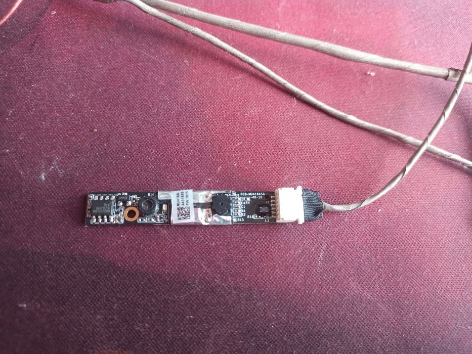 Kamera Toshiba C650D wraz z kablem to płyty głównej.