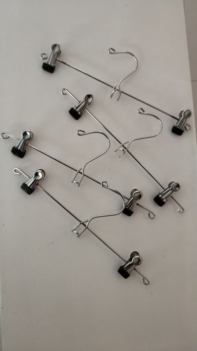 Cabides em metal cromado