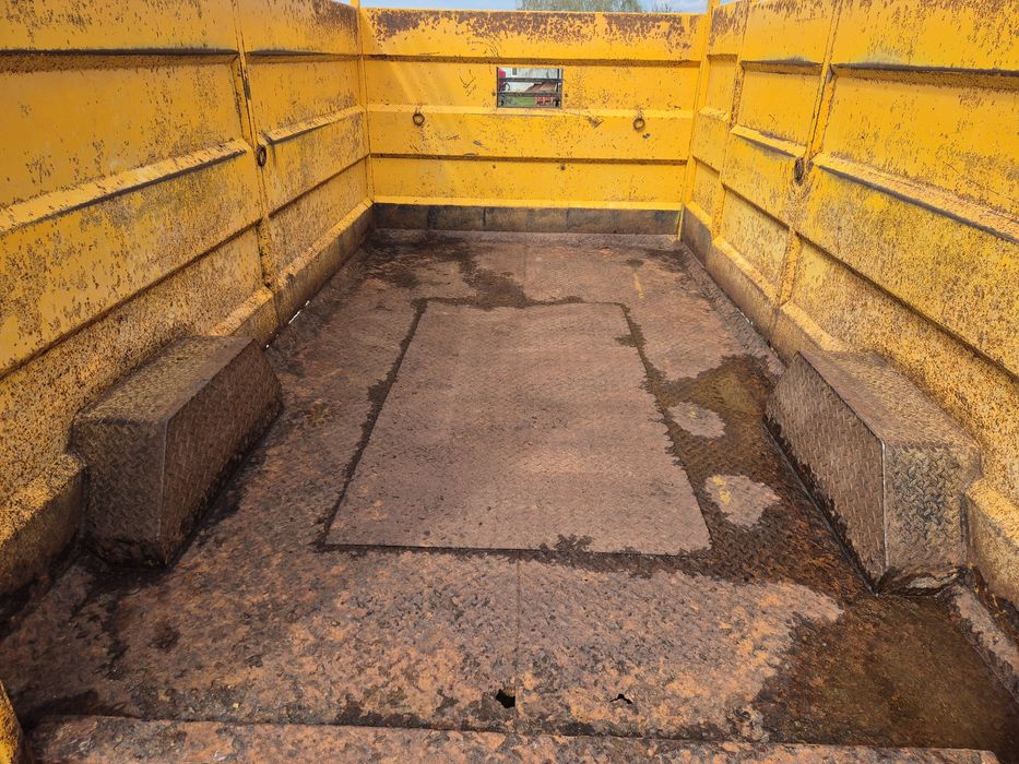 Przyczepa do przewozu zwierząt hydrauliczna oś