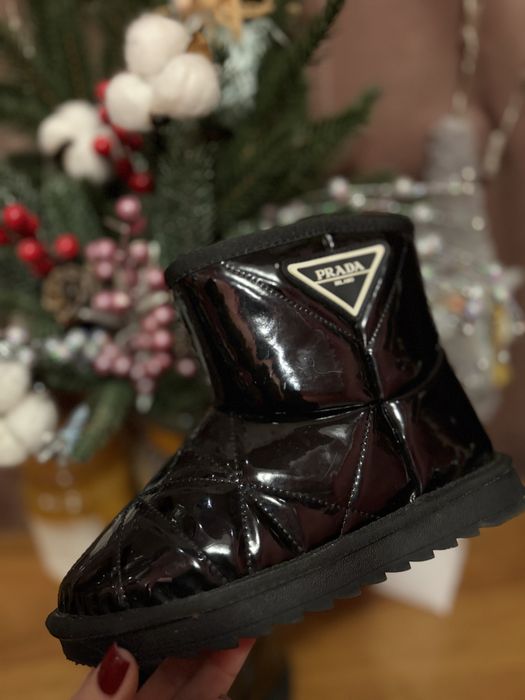 Уггі для дівчинки лакові