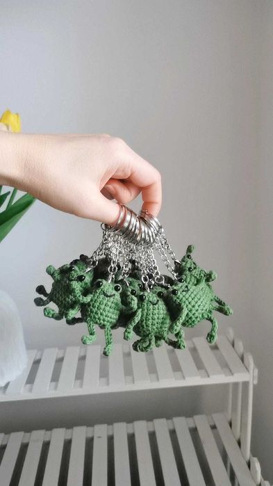 Żabka na szydełku, breloczek, zawieszka handmade