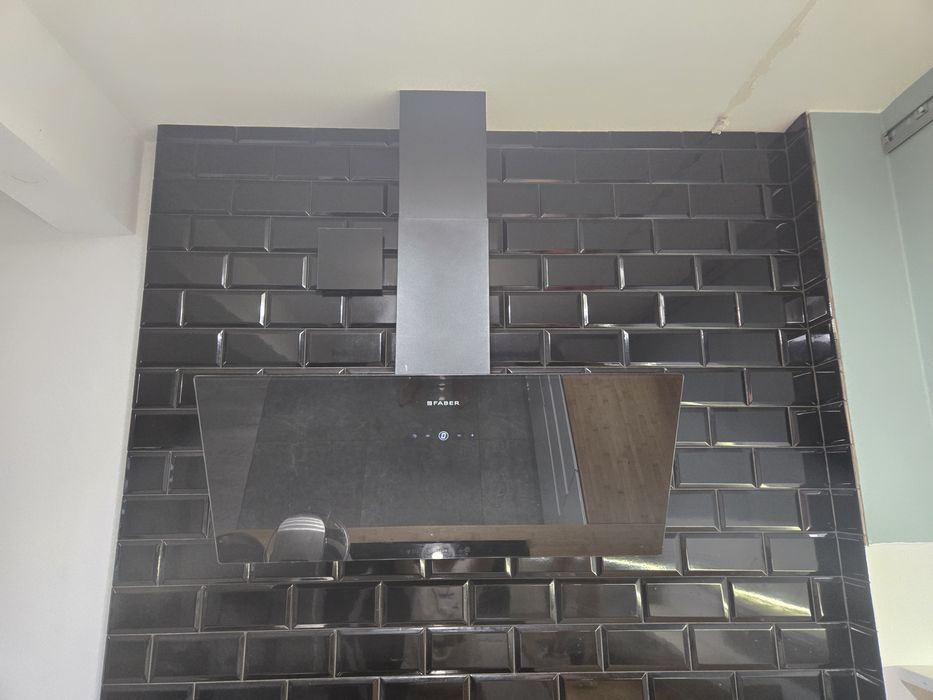 Okap kuchenny FABER VRT BK 90 cm – czarne szkło – LED – sprawny używany