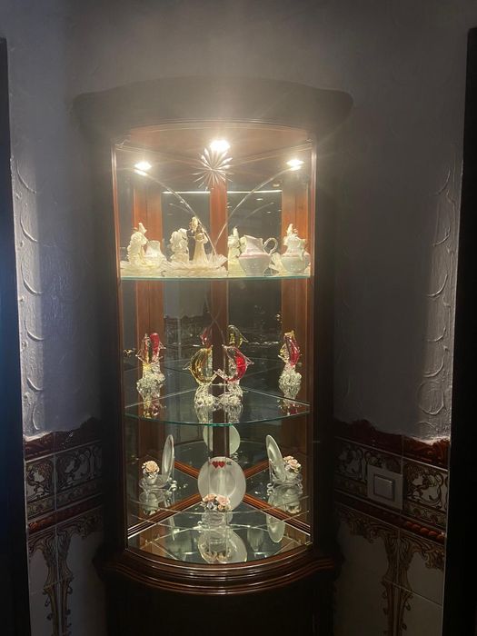 Cristaleira/vitrine de canto em madeira com luz, espelho e arrumação