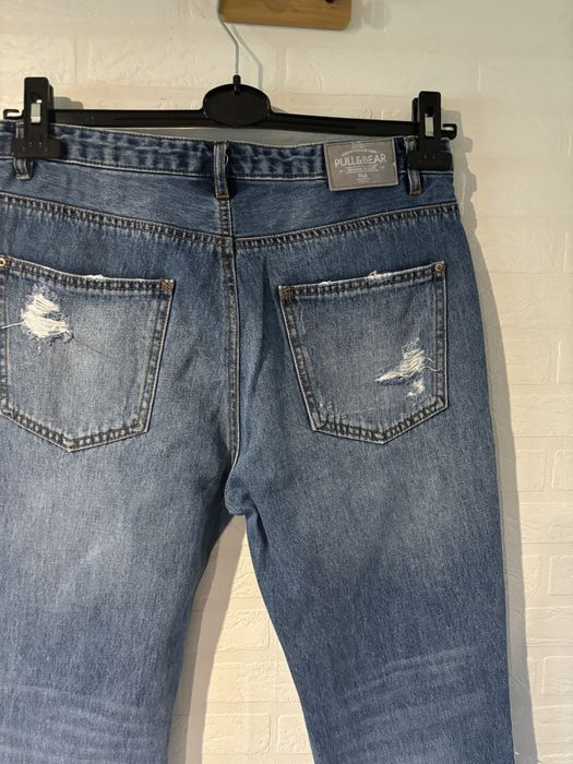 Jeansowe spodnie z przetarciem pul bear