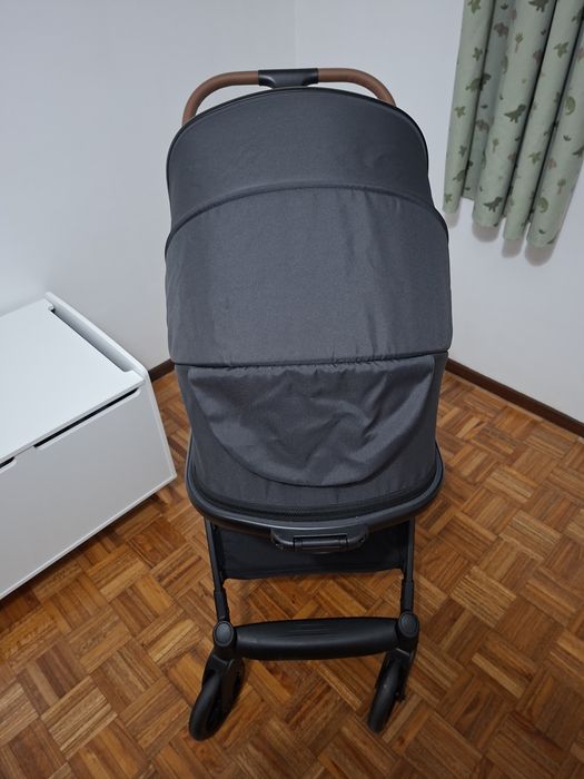 Carrinho de bebê com ovinho