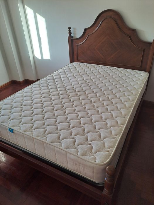 Cama com estrado e colchão ortopédico 183x133