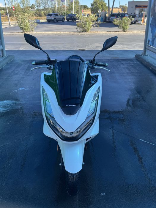 Honda PCX 125 - 2024 / only 6,440 km / €2,800