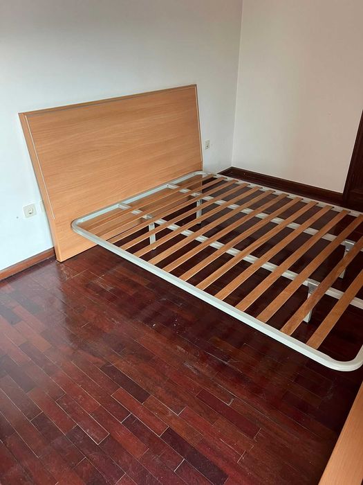 Cama de casal, plataforma, colchão e espelho