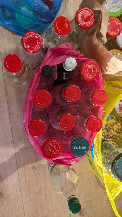 Oddam słoiki duże i małe, wraz z butelkami