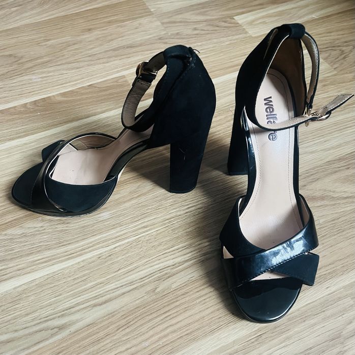 Босоніжки на каблуку