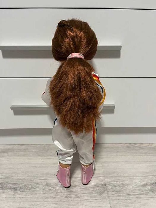 Lalka mówiąca z ubrankami.