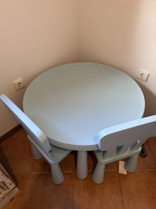 Mesa de crianca ikea com 2 cadeiras cor azul bebé