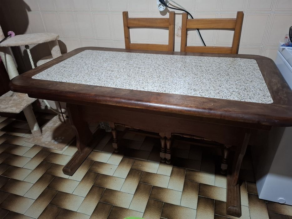 Mesa com tampo em mármore e 4 cadeiras