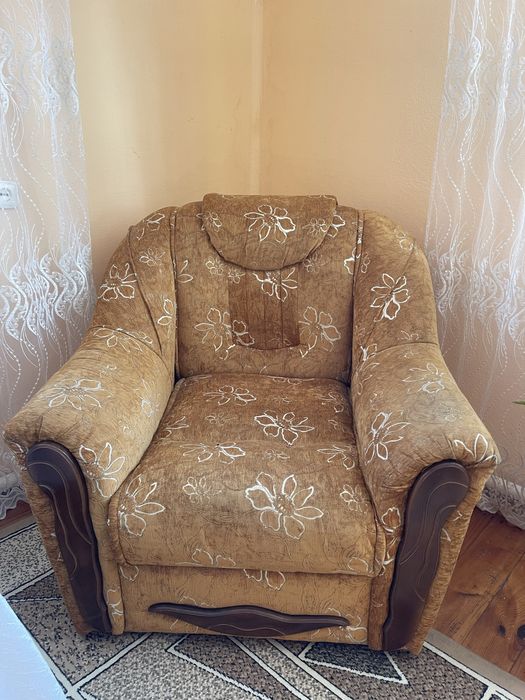 Продається розкладний диван та 2 розкладні крісла